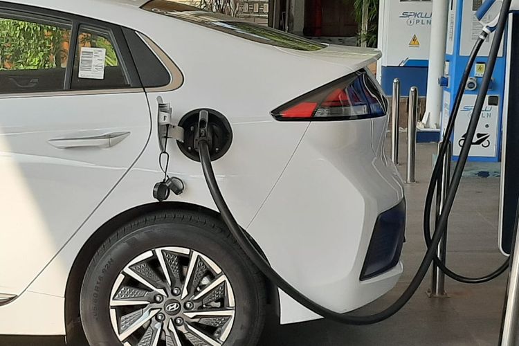 jepang-larang-penjualan-mobil-mesin-bensin-mulai-2030