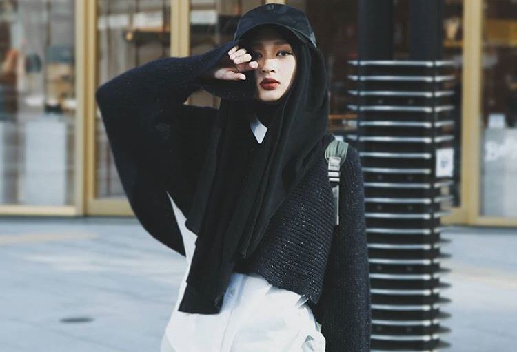 gaya-hijab-jepang-kekinian-ala-selebgram-rahmalia-aufa-yazid