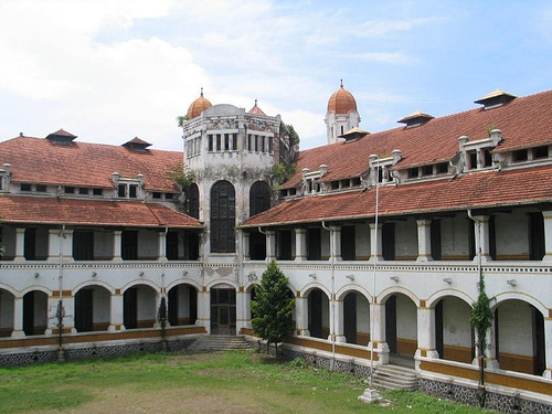 7-tempat-wisata-di-indonesia-yang-terkenal-dengan-kisah-mistis?